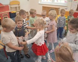 dzieci podczas obchodów dnia chłopaka