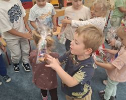 dzieci podczas obchodów dnia chłopaka