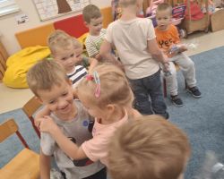 dzieci podczas obchodów dnia chłopaka