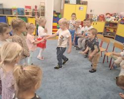 dzieci podczas obchodów dnia chłopaka