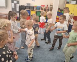 dzieci podczas obchodów dnia chłopaka