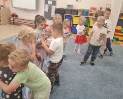 dzieci podczas obchodów dnia chłopaka