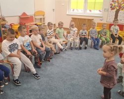 dzieci podczas obchodów dnia chłopaka