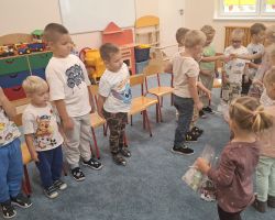 dzieci podczas obchodów dnia chłopaka