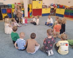 dzieci i nauczycielki podczas DEN