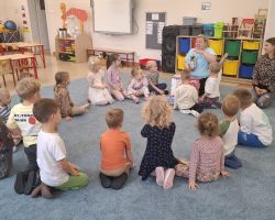 dzieci i nauczycielki podczas DEN