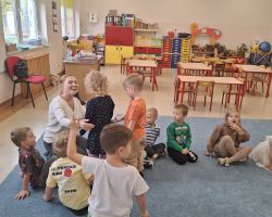 dzieci i nauczycielki podczas DEN