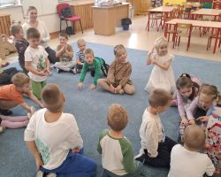 dzieci i nauczycielki podczas DEN