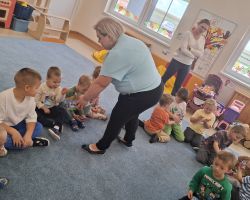 dzieci i nauczycielki podczas DEN