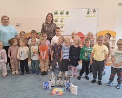 dzieci i nauczycielki podczas DEN