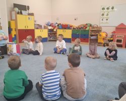 dzieci i nauczycielki podczas DEN