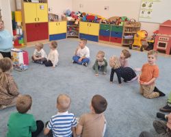 dzieci i nauczycielki podczas DEN