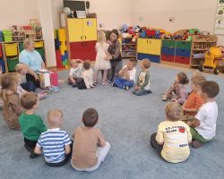 dzieci i nauczycielki podczas DEN