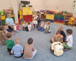 dzieci i nauczycielki podczas DEN