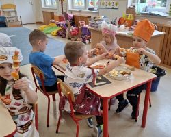 dzieci podczas wykonywania owocowych szaszłyków