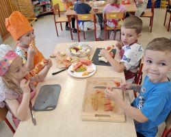 dzieci podczas wykonywania owocowych szaszłyków