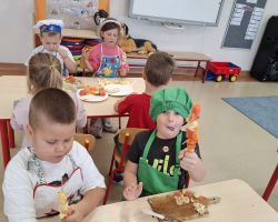 dzieci podczas wykonywania owocowych szaszłyków