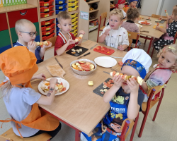 dzieci podczas wykonywania owocowych szaszłyków