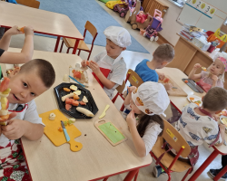 dzieci podczas wykonywania owocowych szaszłyków