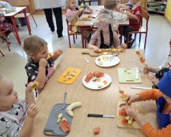 dzieci podczas wykonywania owocowych szaszłyków