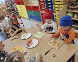 dzieci podczas wykonywania owocowych szaszłyków