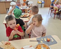 dzieci podczas wykonywania owocowych szaszłyków