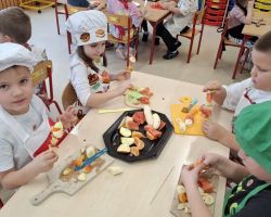dzieci podczas wykonywania owocowych szaszłyków