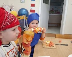 dzieci podczas wykonywania owocowych szaszłyków