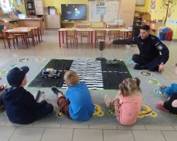 dzieci podczas spotkania z leśnikiem i policjantem