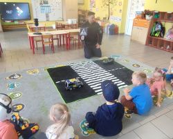 dzieci podczas spotkania z leśnikiem i policjantem