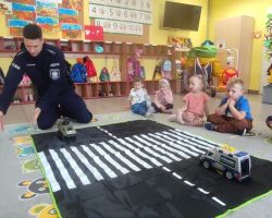 dzieci podczas spotkania z leśnikiem i policjantem