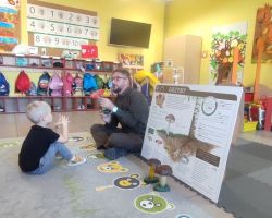 dzieci podczas spotkania z leśnikiem i policjantem