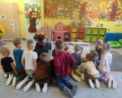 dzieci podczas spotkania z leśnikiem i policjantem