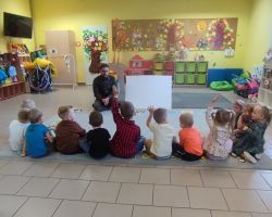 dzieci podczas spotkania z leśnikiem i policjantem