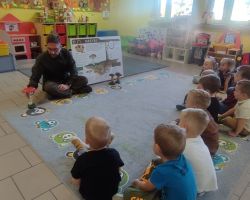 dzieci podczas spotkania z leśnikiem i policjantem