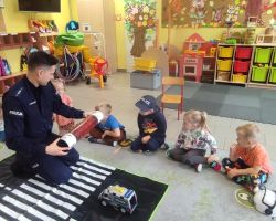 dzieci podczas spotkania z leśnikiem i policjantem