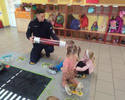 dzieci podczas spotkania z leśnikiem i policjantem