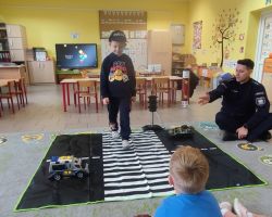 dzieci podczas spotkania z leśnikiem i policjantem