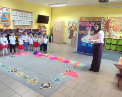 dzieci i dorośli podczas uroczystości pasowania