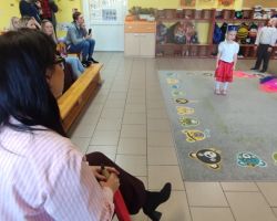 dzieci i dorośli podczas uroczystości pasowania