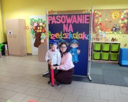 dzieci i dorośli podczas uroczystości pasowania