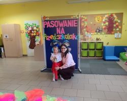 dzieci i dorośli podczas uroczystości pasowania