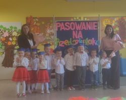 dzieci i dorośli podczas uroczystości pasowania