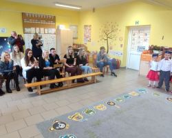 dzieci i dorośli podczas uroczystości pasowania