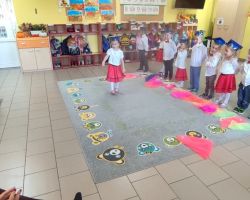 dzieci i dorośli podczas uroczystości pasowania