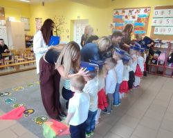 dzieci i dorośli podczas uroczystości pasowania