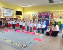 dzieci i dorośli podczas uroczystości pasowania