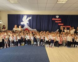 dzieci i nauczyciele podczas akcji szkoła do hymnu