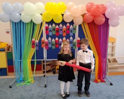 dzieci i nauczyciele podczas uroczystości pasowania