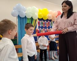 dzieci i nauczyciele podczas uroczystości pasowania